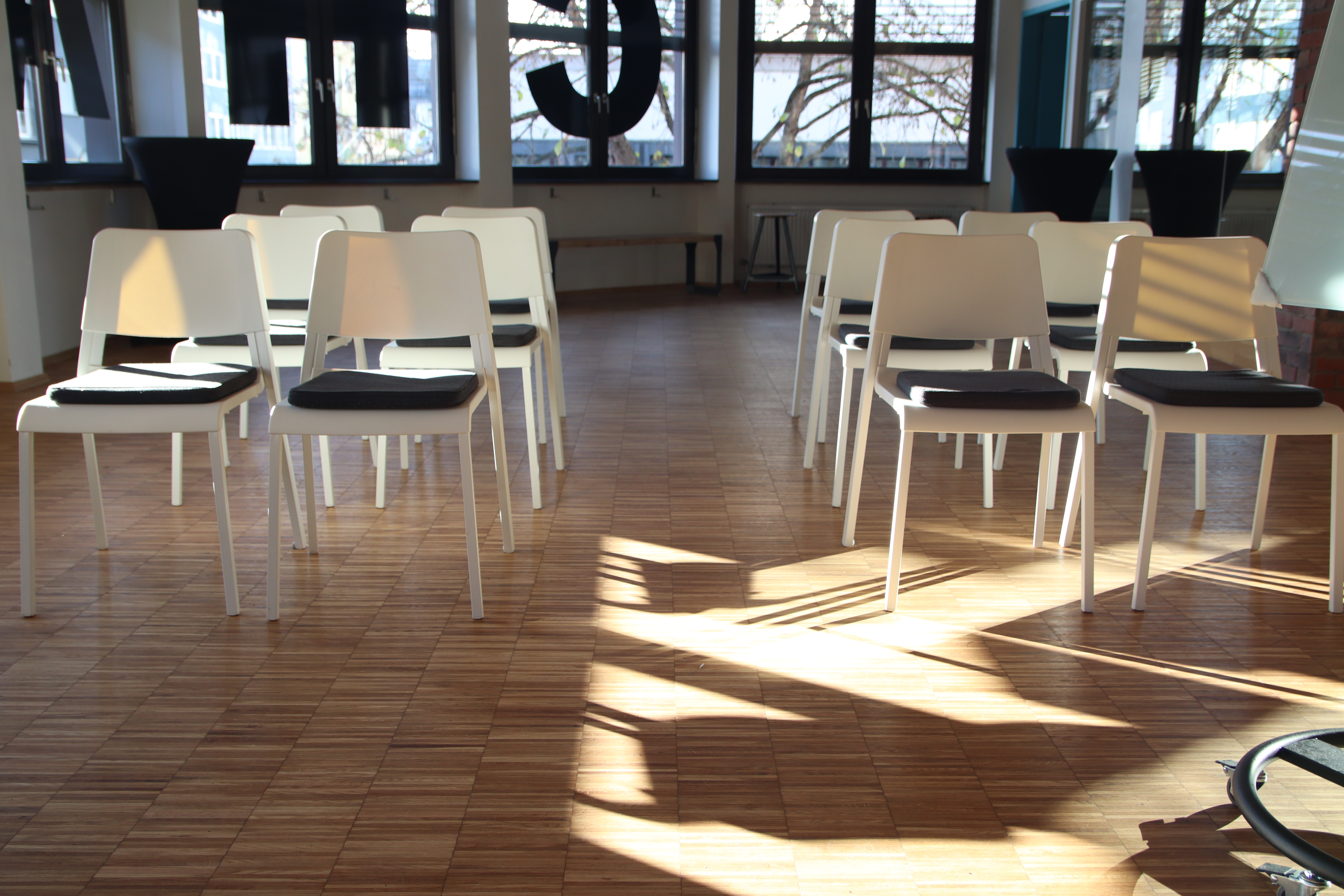 Raum B im Tanzstudio CHANGA Koblenz mit Bestuhlung und Fensterfront