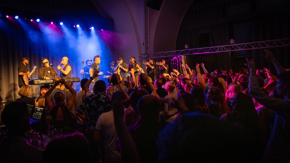 Volle Tanzfläche beim Castillo Cubano Konzert