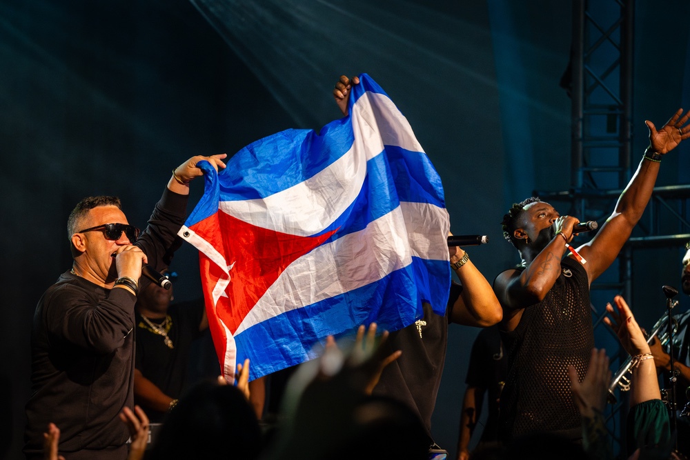 Kubanische Flagge beim Livekonzert
