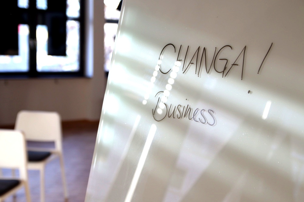 Whiteboard und Business-Setup im CHANGA Seminarraum Koblenz